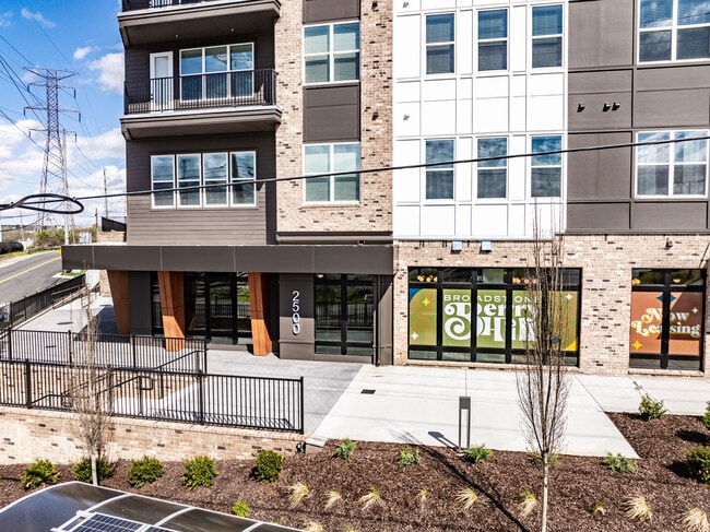 Broadstone Berry Hill in Nashville, TN - Foto de edificio - Building Photo