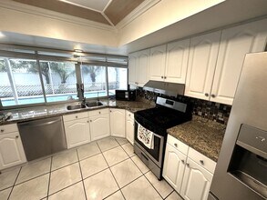 7225 Grandview Blvd in Miramar, FL - Building Photo - Building Photo