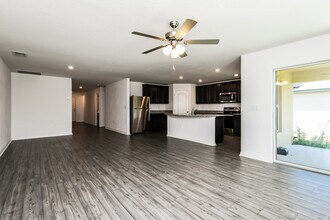 1375 Swan Lake Cir in Dundee, FL - Building Photo - Building Photo