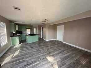 642 5th St in San Leon, TX - Building Photo - Building Photo