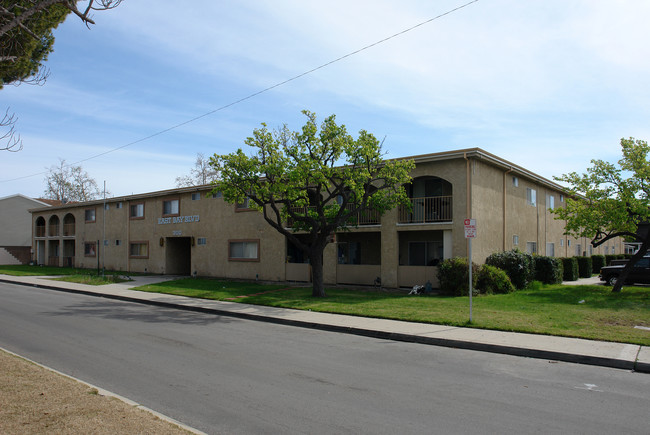 East Bay Blvd in Oxnard, CA - Foto de edificio - Building Photo