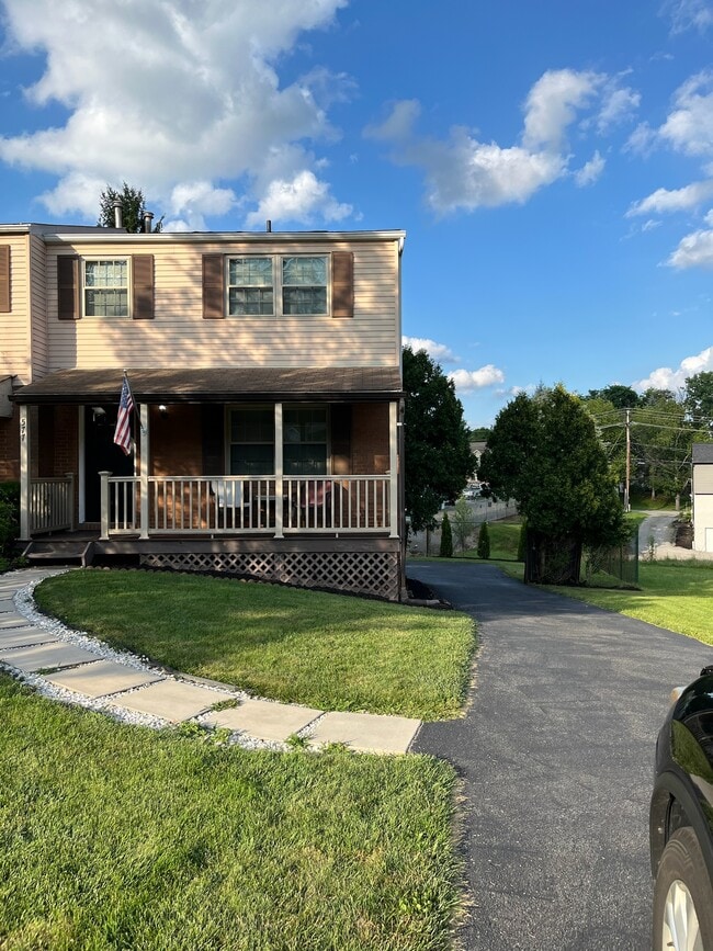577 Pine Line Dr in Pittsburgh, PA - Building Photo - Building Photo