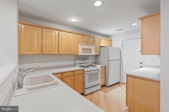 1925 Crescent Park Dr in Reston, VA - Building Photo - Building Photo