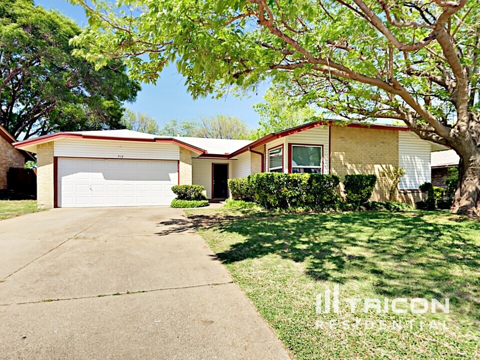 713 Cavendish Dr in Arlington, TX - Building Photo