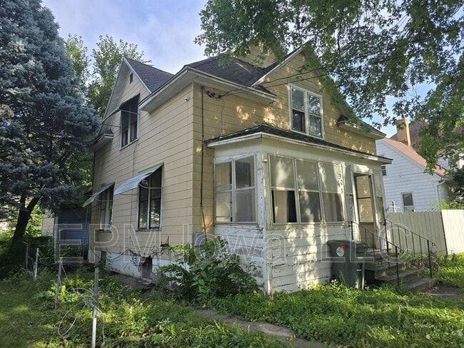 property at 908 W 3rd St