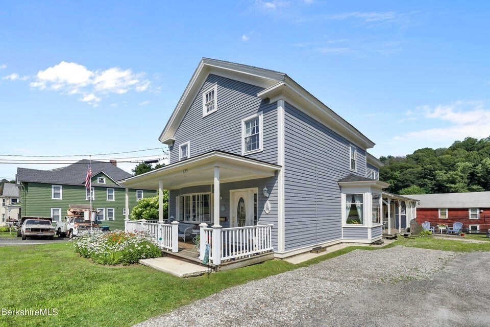 125 Center St in Lee, MA - Building Photo