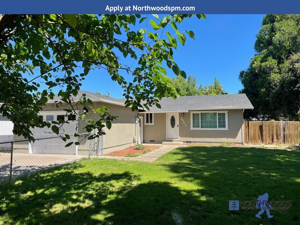 2441 Flanders St in White City, OR - Building Photo