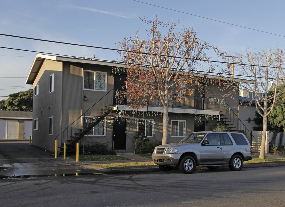 E. Bay Apartments in Costa Mesa, CA - Building Photo