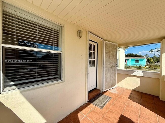 2403 Scott St in Hollywood, FL - Foto de edificio - Building Photo