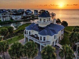 22621 Bay Point Dr in Galveston, TX - Building Photo