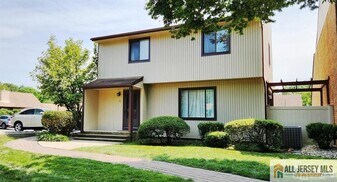 41 Ardsley Ct in East Brunswick, NJ - Building Photo