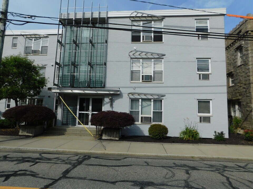 184 Pequot Ave in New London, CT - Building Photo