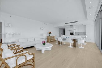 3737 Collins Ave in Miami Beach, FL - Foto de edificio - Building Photo