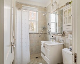 32 James St, Unit 1 in Brookline, MA - Foto de edificio - Building Photo