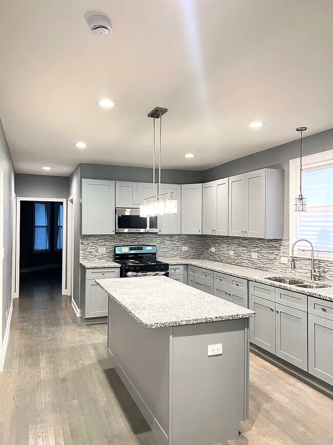 8320 S Kingston Ave in Chicago, IL - Building Photo - Building Photo