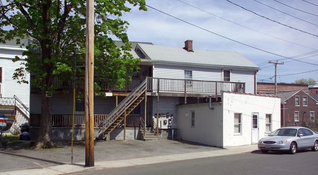 62 Perkins St in Chicopee, MA - Foto de edificio - Building Photo