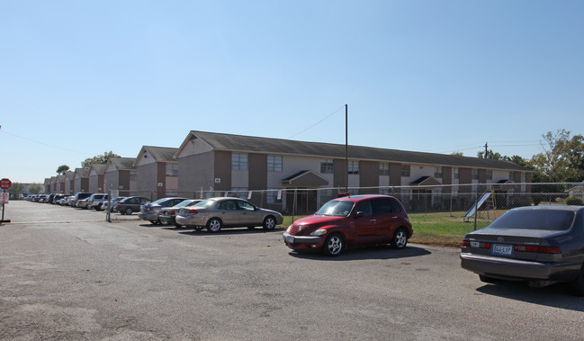 Wheatley Plaza Apartments in Houston, TX - Building Photo - Building Photo