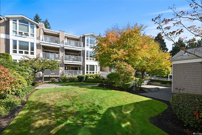 702 Kirkland Way, Unit #1 in Kirkland, WA - Foto de edificio - Building Photo