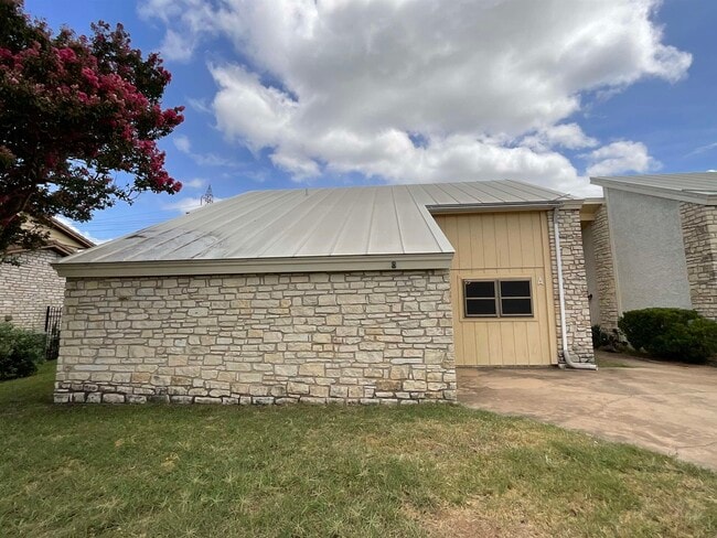 property at 1411 Hi Cir N