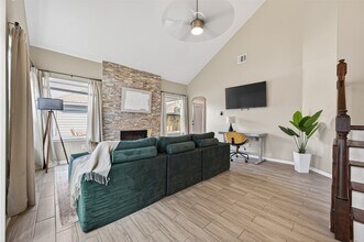 6635 Queensclub Dr in Houston, TX - Building Photo - Building Photo