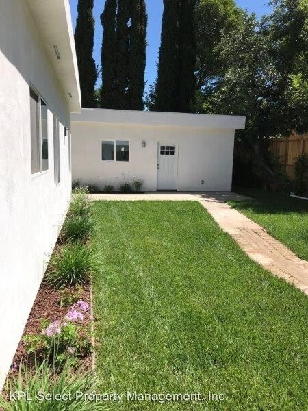 18556 Hart St in Los Angeles, CA - Building Photo