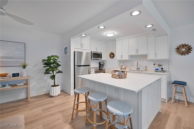 property at 1950 Gulf Shore Blvd N