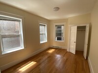 884 Huntington Ave, Unit 3 in Boston, MA - Foto de edificio - Building Photo