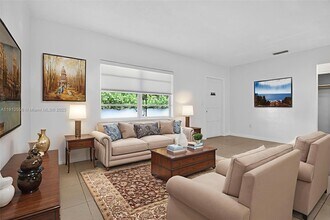 2744 SW 23rd Terrace in Miami, FL - Foto de edificio - Building Photo