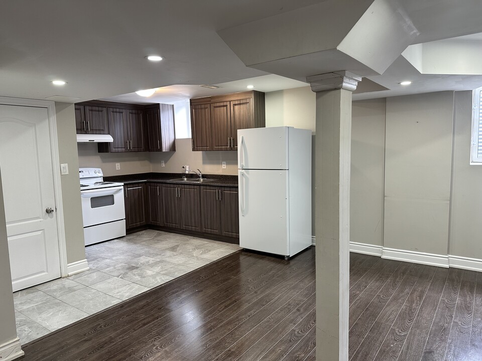 510 Van Kirk Dr in Brampton, ON - Building Photo