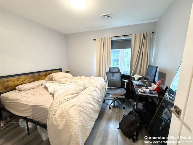 55 W Fifth St, Unit 408 in Boston, MA - Building Photo - Building Photo