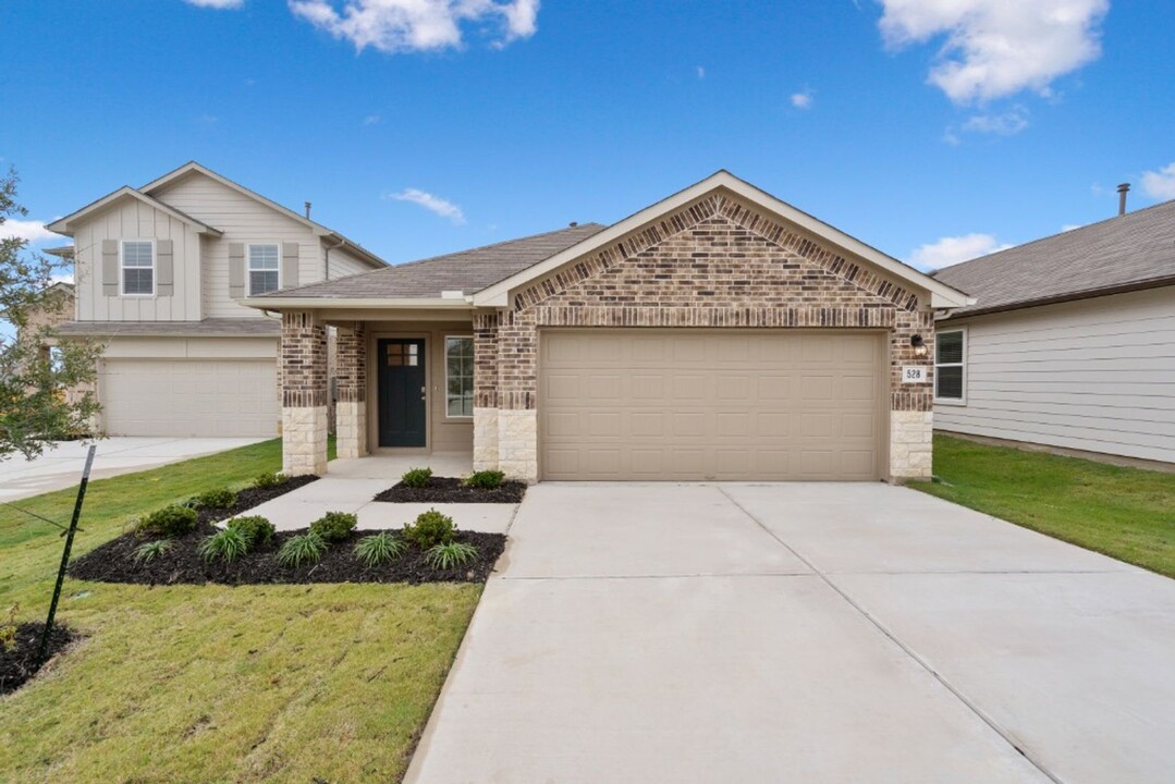 528 Evergreen Sumac Loop in Kyle, TX - Foto de edificio