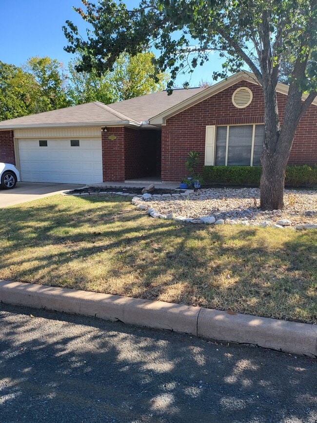 1003 Henrietta St in Fredericksburg, TX - Building Photo - Building Photo