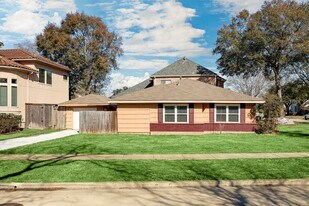 501 Wilmington Dr in Bellaire, TX - Building Photo