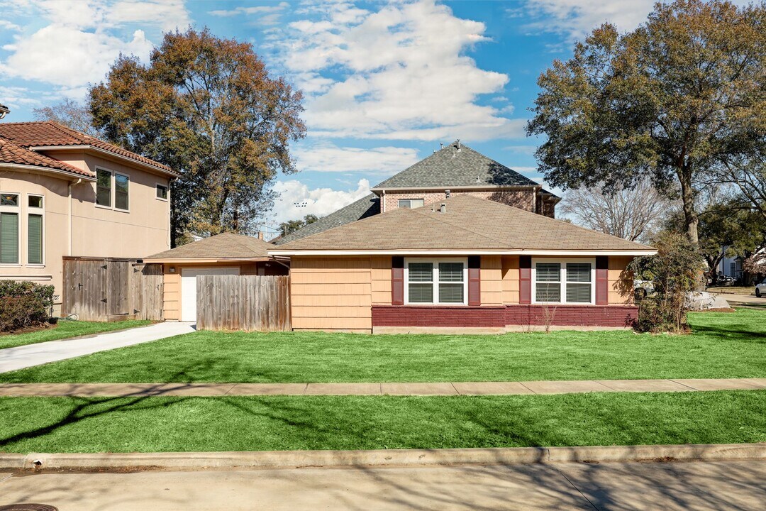 501 Wilmington Dr in Bellaire, TX - Foto de edificio