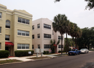 Island Flamingo Apartments in Tampa, FL - Building Photo - Building Photo