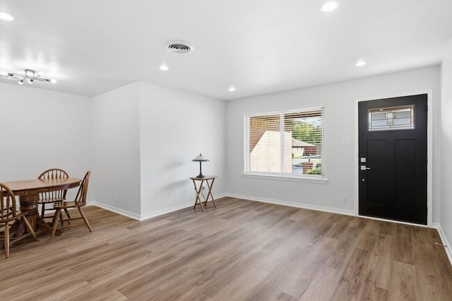 8739 Ukiah Dr in Dallas, TX - Foto de edificio - Building Photo