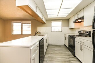 2105 Sugarbush Dr in Holiday, FL - Building Photo - Building Photo