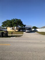399 SE Oakridge Dr in Port St. Lucie, FL - Building Photo