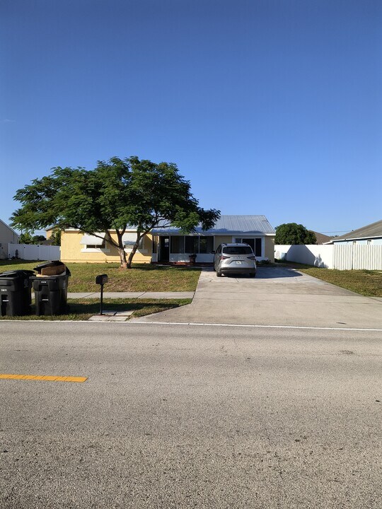 399 SE Oakridge Dr in Port St. Lucie, FL - Building Photo