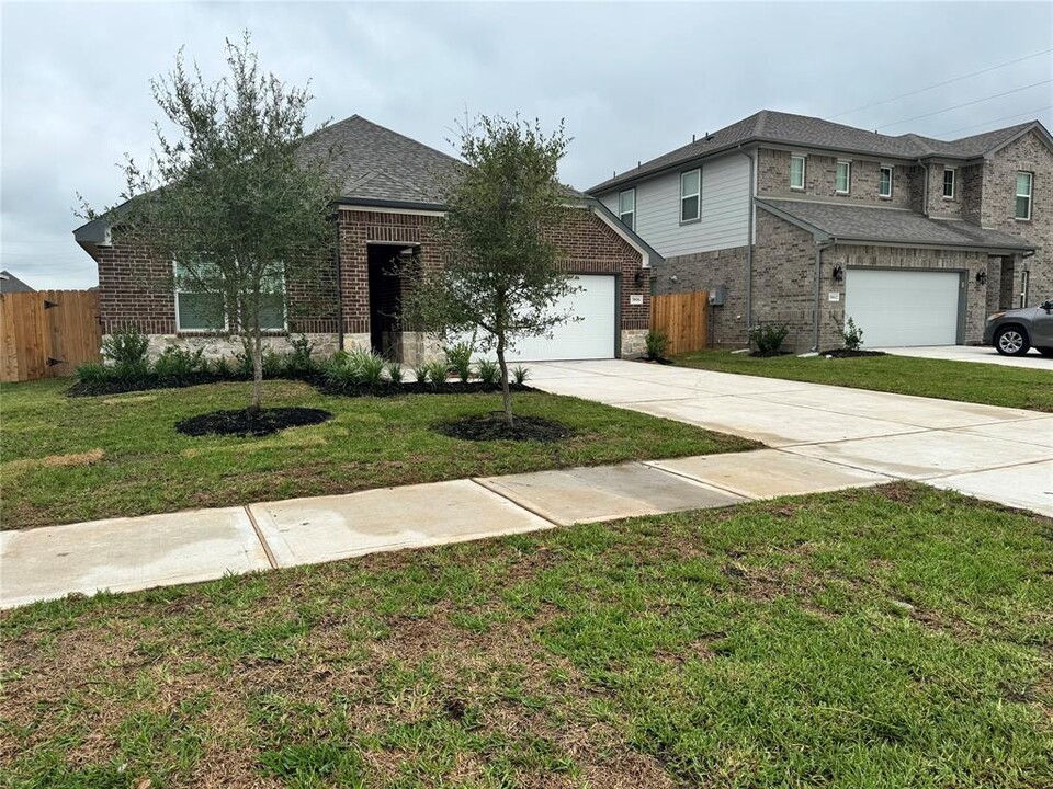 5806 Jenna Wy in Rosenberg, TX - Building Photo