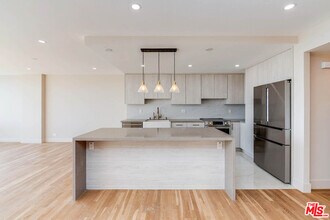 2222 Ave of the Stars in Los Angeles, CA - Building Photo - Building Photo