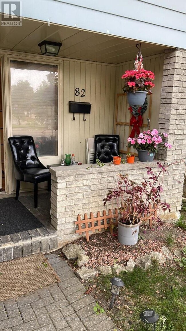 82 Henderson Dr in Aurora, ON - Building Photo - Building Photo