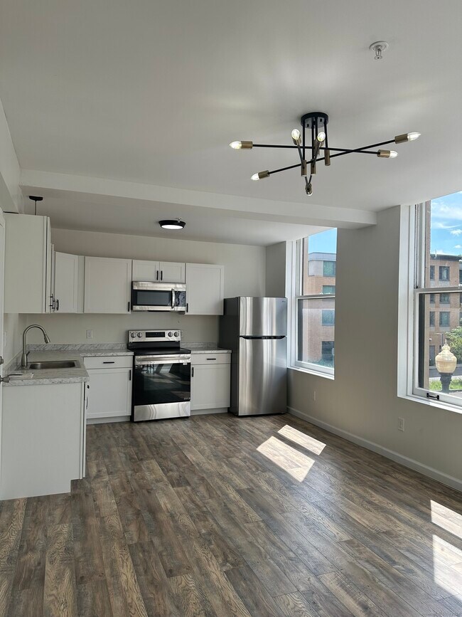 61 Colony St, Unit 2A in Meriden, CT - Building Photo - Building Photo