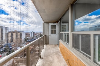 Le Palais & Capital Terrace in Hamilton, ON - Building Photo - Interior Photo