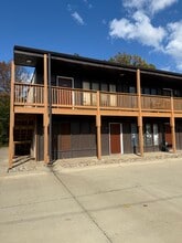 Douglas Oaks in Des Moines, IA - Building Photo - Building Photo