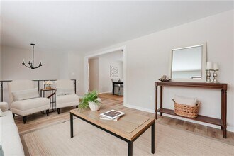 137 Crandall Rd in Tiverton, RI - Building Photo - Building Photo