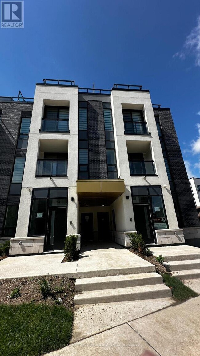 3020 Trailside Dr in Oakville, ON - Building Photo - Building Photo