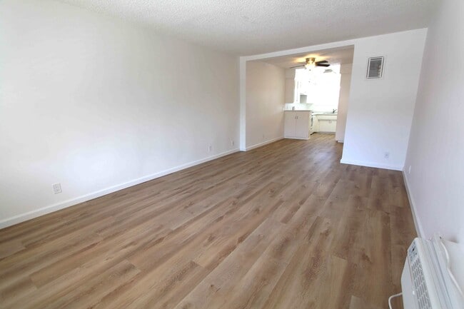 18405 Valerio St, Unit 3 in Los Angeles, CA - Building Photo - Building Photo