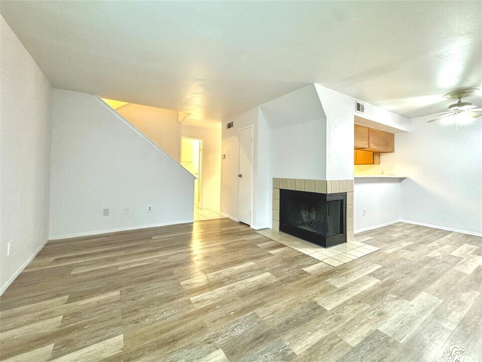 8036 Sands Point Dr in Houston, TX - Building Photo
