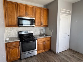 7040 Almandine Way, Unit Jurupa V Small Ap in Jurupa Valley, CA - Building Photo
